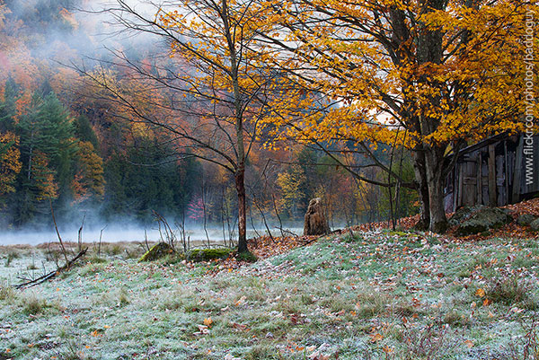 20131009-IMG_5926_USA_Vermont_fall_foliage_autumn_Killington_canal_water_reflection_fog_farmhouse_abandoned.jpg